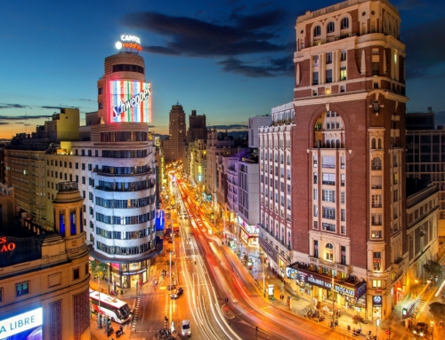 Recorrido por la Gran Vía en Madrid, España